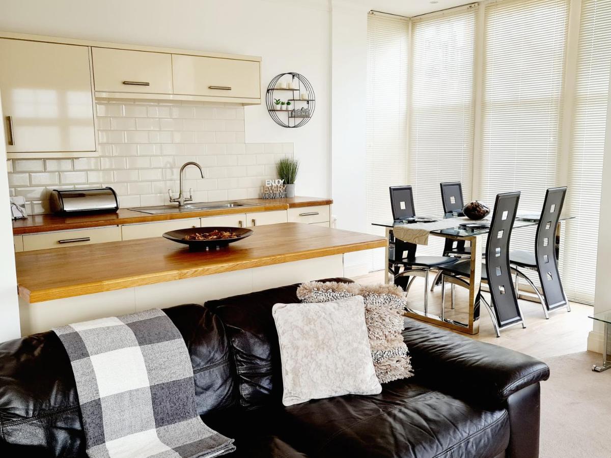 Seas The Day Beachfront - Sleeps 4