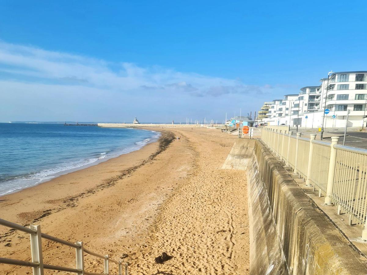 Seas The Day Beachfront - Sleeps 4 Apartment