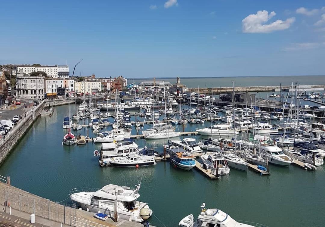 Seas The Day Beachfront - Sleeps 4 * Ramsgate