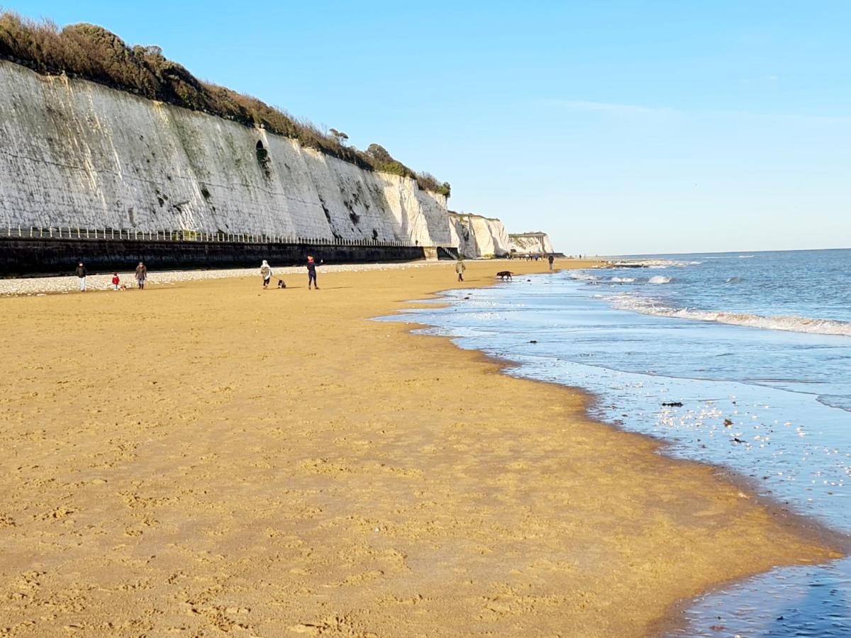 Apartment Seas The Day Beachfront - Sleeps 4 Ramsgate