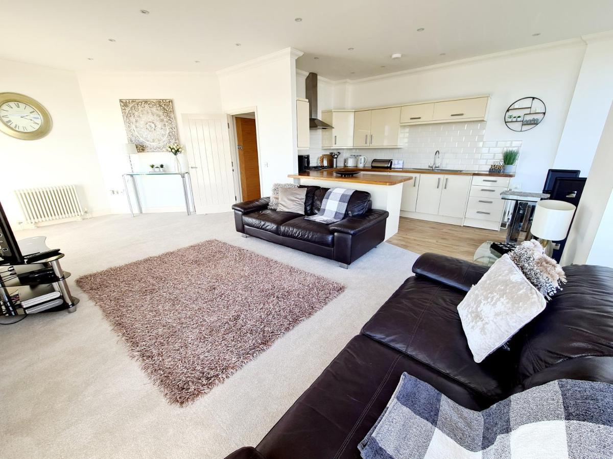 Seas The Day Beachfront - Sleeps 4 Apartment