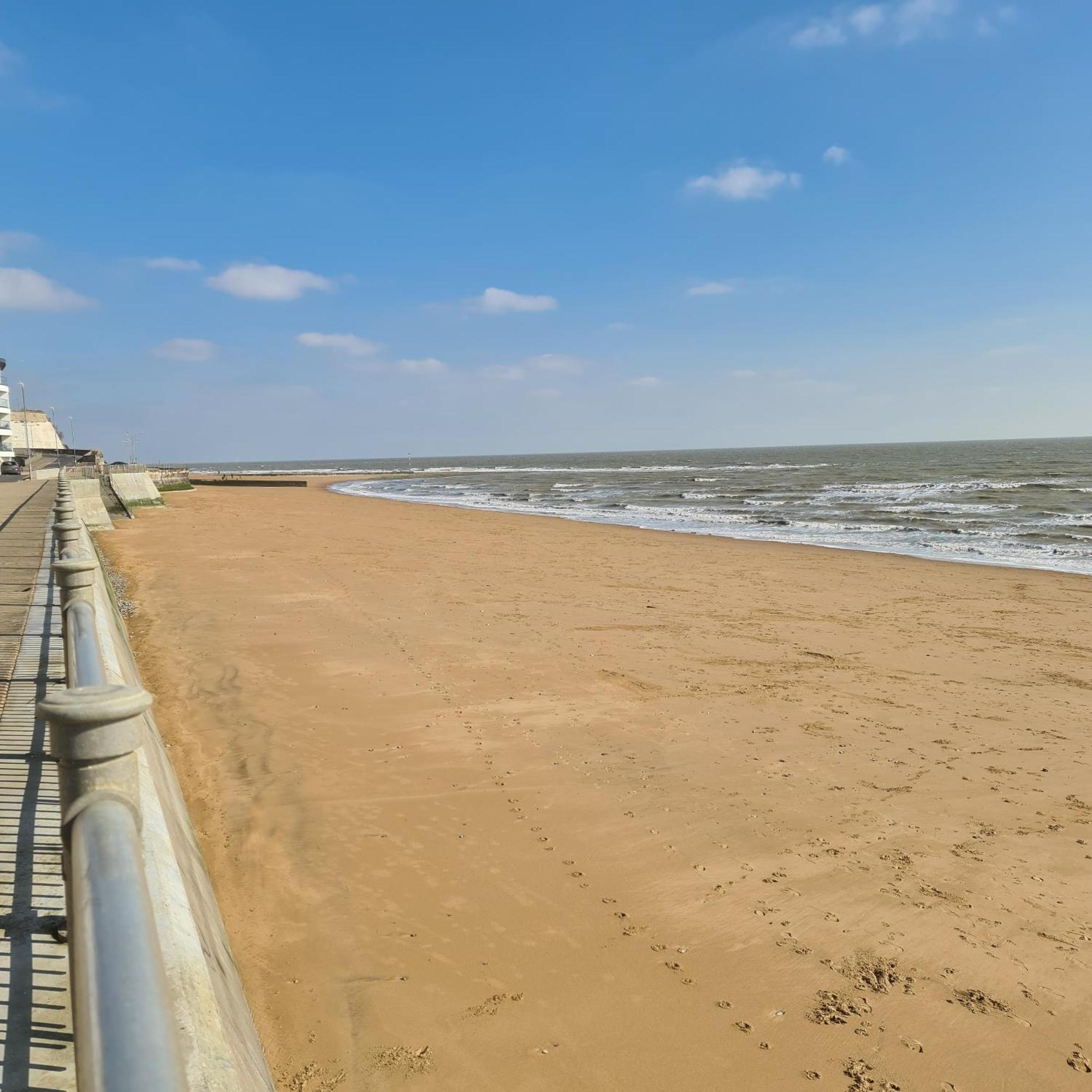 Seas The Day Beachfront - Sleeps 4 Apartment Ramsgate