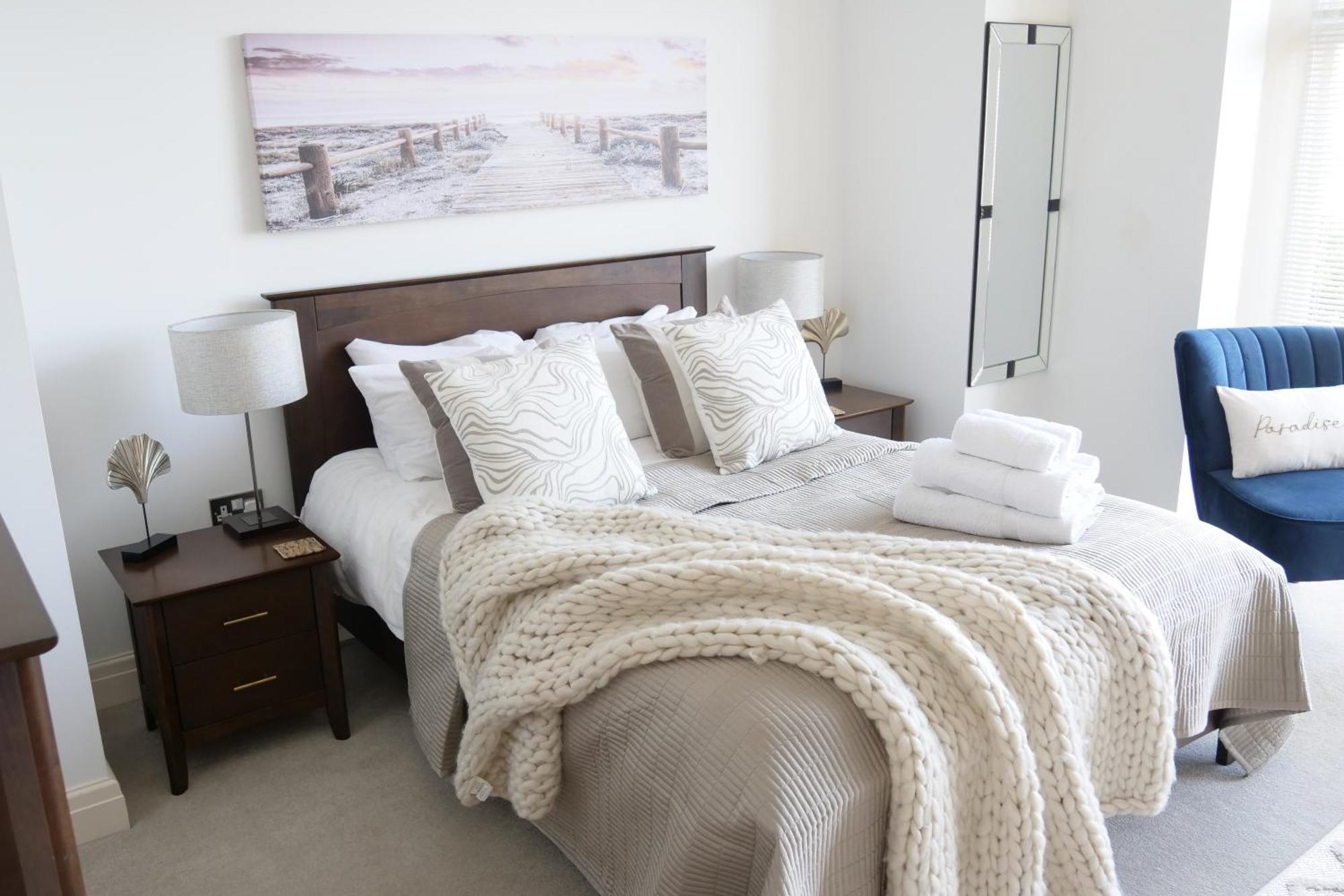 Seas The Day Beachfront - Sleeps 4 Apartment